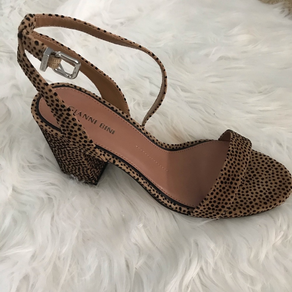 NWT Cute Summer Sandles by Gianni Bini